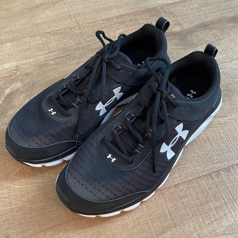 Gently worn Mens Under Armour tennis shoes